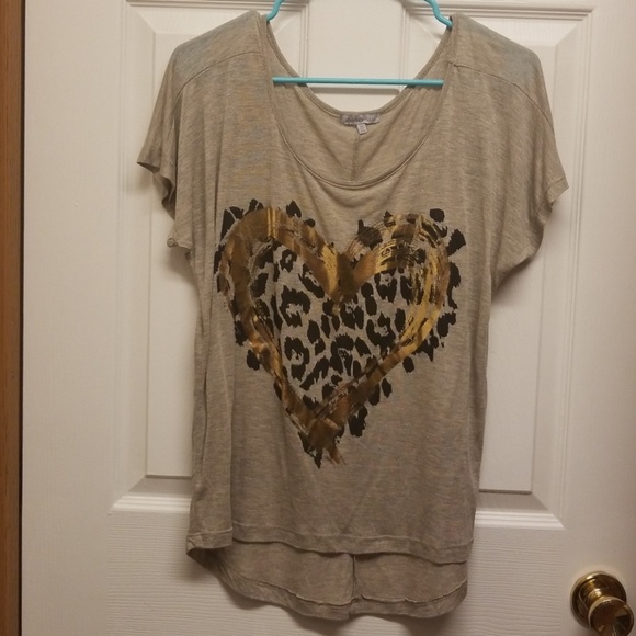 Gray, flowy t shirt with gold heart - Picture 4 of 8